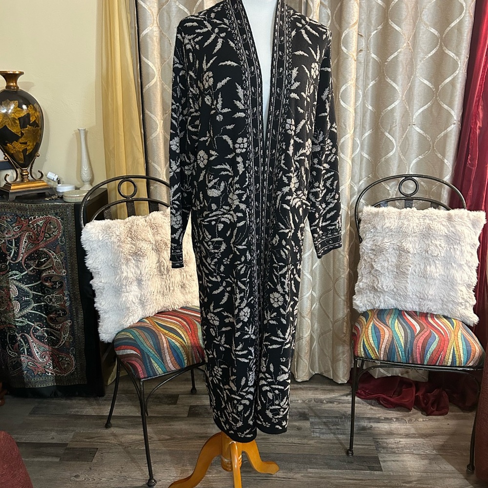 Vertigo Paris Black and Cream Leaf Pattern Robe